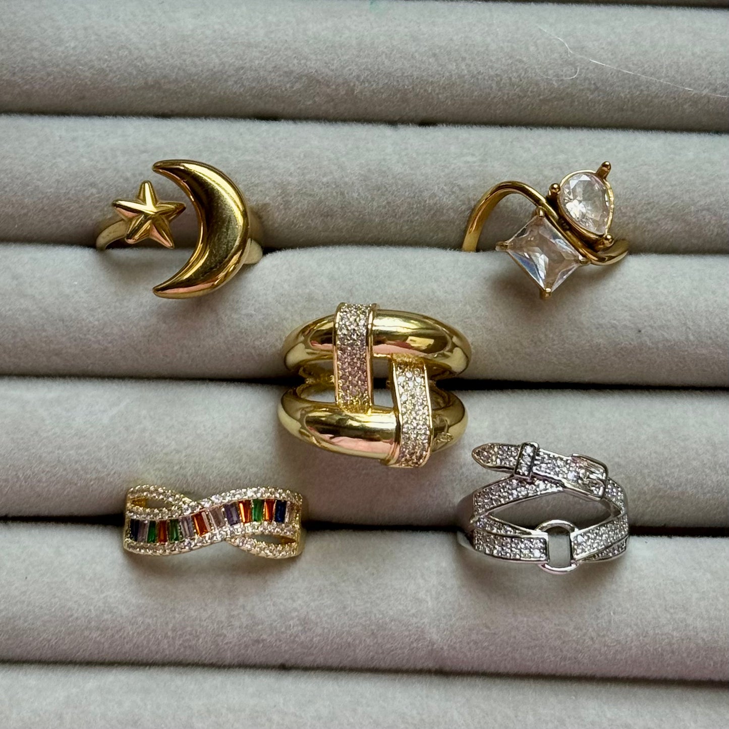 Mood Swing – Crossover Ring with Multicolor Gems